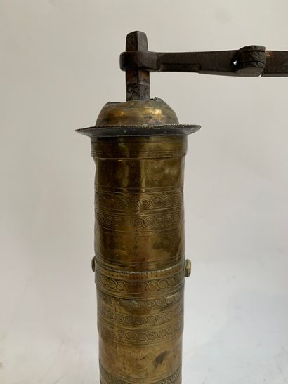 null MIDDLE EAST
Pepper mill in gilded brass engraved with a frieze of ôves.
Height:...