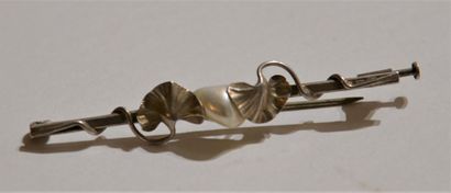 null DUMONT 
Broche en argent (925/1000) sertie d'une perle baroque entre deux feuilles...