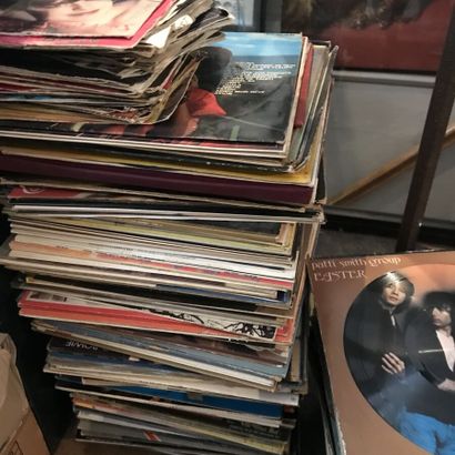 null Lot of 33 and 45 t vinyls.
Various conditions. 