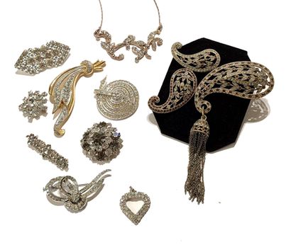 null A set of 8 brooches and a heart pendant and a necklace in metal and rhinest...