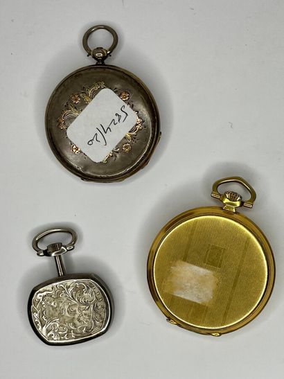 null LOT de trois montres de gousset et de col en métal et métal doré.
