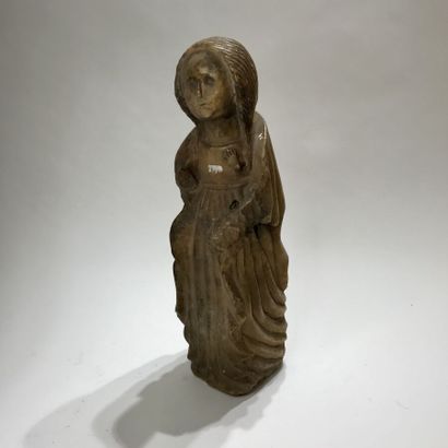 null VIERGE à L'ENFANT en albâtre sculpté en ronde-bosse avec traces de polychromie....