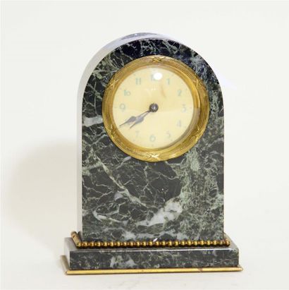 null PENDULETTE 
green marble and gilt bronze clock decorated with a frieze of pearls,...