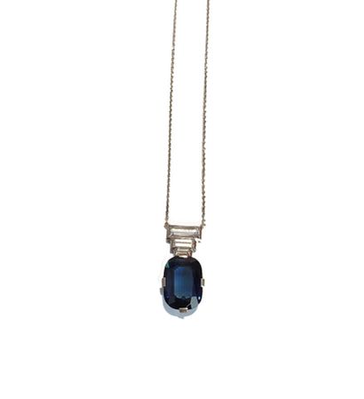 null NECKLACE in 18k white gold holding a large cushion-shaped synthetic sapphire...