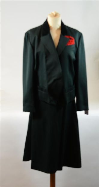 null Lot comprenant : ANONYME : 1 Tailleur jupe en laine vert, col velours noir,...