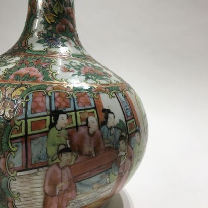 null Vase bouteille en porcelaine Canton à décor de la famille verte.
