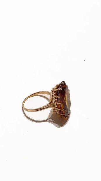 null RING 
18k? yellow gold ring set with an oval brilliant-cut citrine. 
Finger...