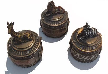 null Set of 6 roll dispensers
in enamelled bronze with animal and porcelain decoration....