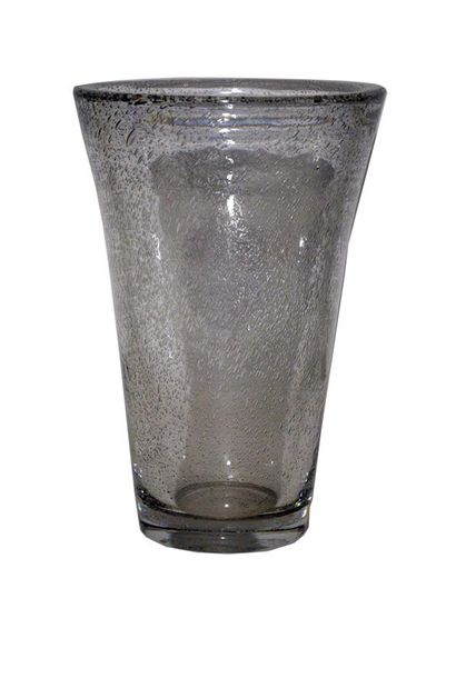 null DAUM Nancy
Grand VASE conique en verre bullé
Signé 
Vers 1950
Haut : 37 cm 