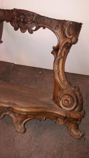 null Lot including: 

- An element of console in natural wood molded and carved 
Around...