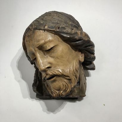 Tête de Christ en bois sculpté. 
Fin du XVIIIe...