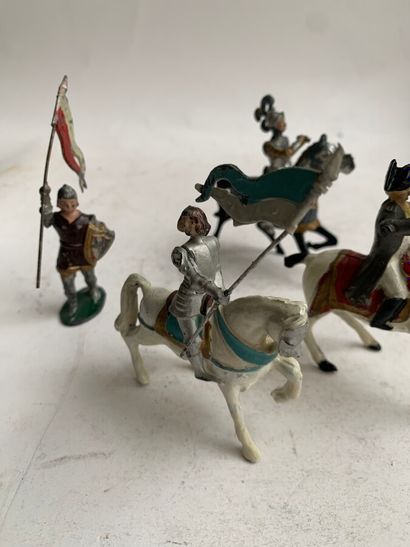 null Ensemble de quatre SOLDATS de PLOMB dont trois cavaliers. 
Hauteur Jeanne d'Arc...