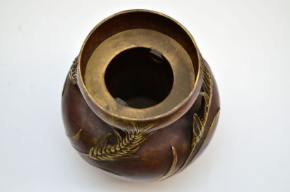 null Léon KANN (1859-1925)
Vase boule en bronze patiné et doré à décor d'épis de...