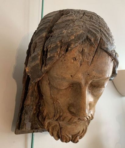 null Tête de Christ en bois sculpté. 
Fin du XVIIIe siècle. 
(Fêles) 