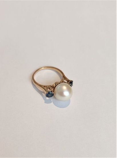 null RING 
in 18k yellow gold set with a cultured pearl and two round brilliant-cut...
