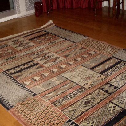 null TURQUIE
Tapis kilim en laine à décor géométrique stylisés sur fond gris et cognac.
140...