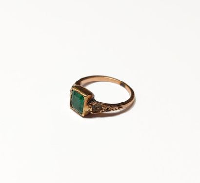 null SMALL RING
in 18K yellow gold holding a glass element in its center. Missing...
