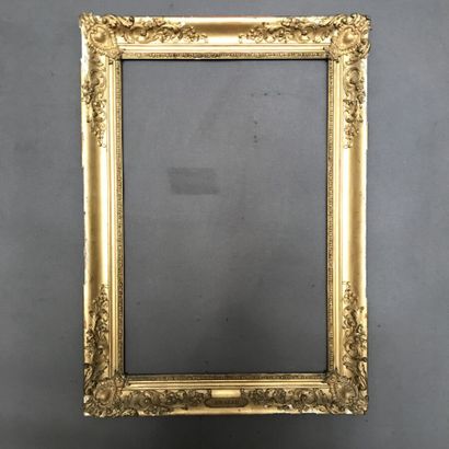 null Carved and gilded wooden frame decorated with shells, foliage and friezes of...