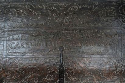 null BOLIVIE - XVIIIe siècle
COFFRE en bois recouvert de cuir repoussé à large décor...