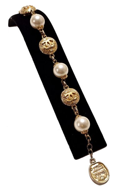 null CHANEL
Bracelet en métal doré composé de maillons décorés du sigle Chanel intercalés...