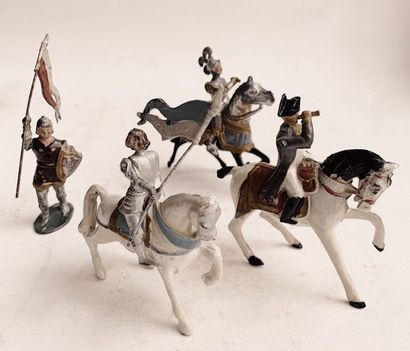 null Ensemble de quatre SOLDATS de PLOMB dont trois cavaliers. 
Hauteur Jeanne d'Arc...