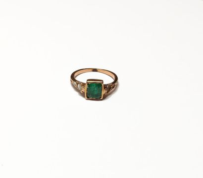 SMALL RING
in 18K yellow gold holding a glass...