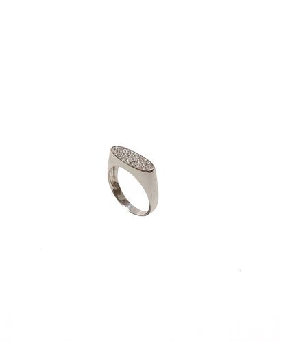 null RING 
in 18k yellow gold, geometric shape, paved with round diamonds. 
Finger...