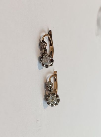 PAIR OF EARRINGS
in 18K gold, holding a brilliant-cut...