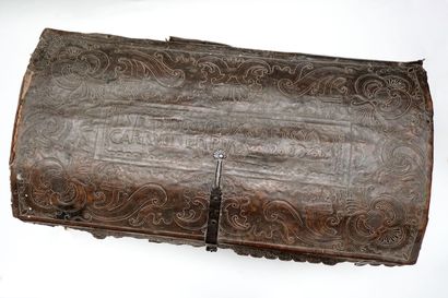 null BOLIVIE - XVIIIe siècle
COFFRE en bois recouvert de cuir repoussé à large décor...