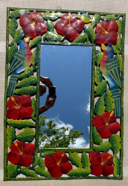 null Mirror with hibiscus flowers and two parrots 

Painted cut iron, 84 x 55 cm

84...