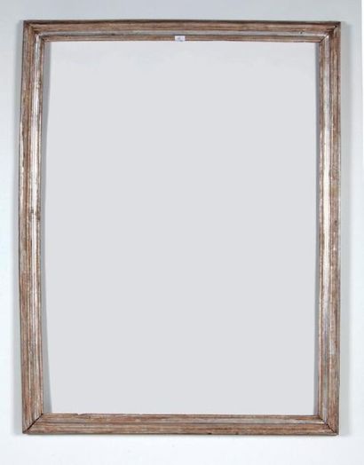 null CADRE en bois mouluré et argenté. Italie, XVIIIe siècle. 101 x 137 x 8,5 cm