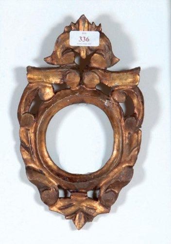 null CADRE en bois sculpté et doré, à vue ronde et décor ajouré. Italie, XVIII-XIXe...