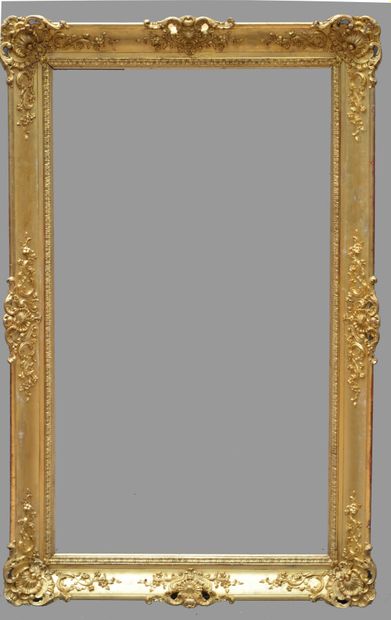 null FRAME 
in wood and gilded stucco with clasps and spandrels of openwork shells....