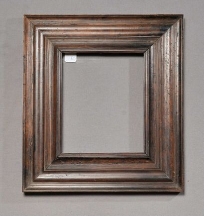 null FRAME 
in walnut with reversed profile.
17th century.
Dimensions : 33 x 26.5...