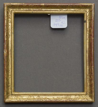 null Pair of small frames in molded, carved and gilded wood decorated with acanthus...
