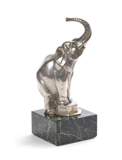 null Louis FONTINELLE (1886-1964) 
Eléphant de cirque à la trompe levée
Bronze à...