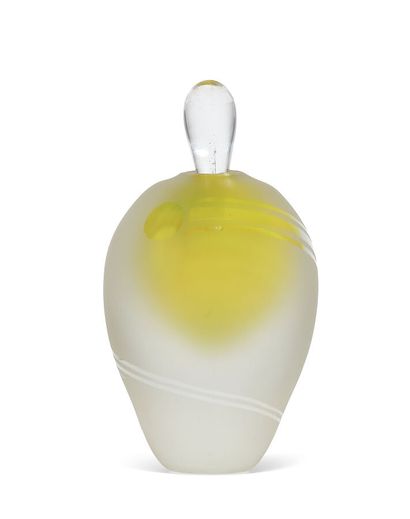 null Raymond ZOTTO (France, XXème siècle)
Flacon en verre soufflé ovoïde couleur...