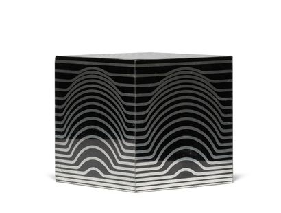 null VASARELY Victor (1906-1997)
Cube cinétique d'édition en placage d'aluminium...