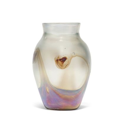 null Jean-Claude NOVARO (France, 1943-2014)
Vase balustre en verre soufflé légèrement...