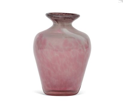 null Jean-Claude NOVARO (1943 - 2015)
Vase à panse enflée et col resserré en verre...