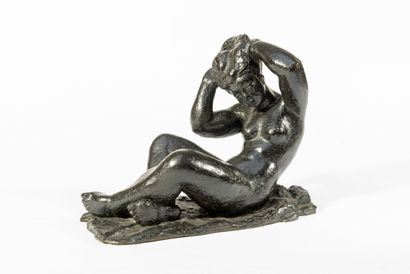 null MORLAIX Emile (1909 - 1990), 
Femme assise se coiffant
Bronze à patine brune...