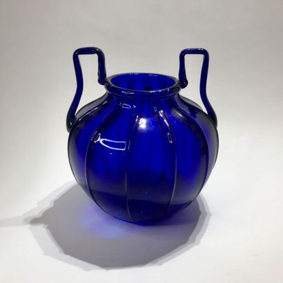 null Vase globulaire en verre bleu de Murano, la panse à décor facetté, les deux...