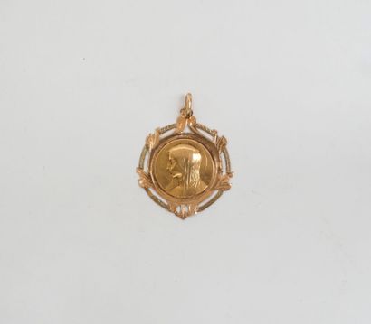 null PENDANT 
in 18K yellow gold, very worked setting, profile representing the Virgin...