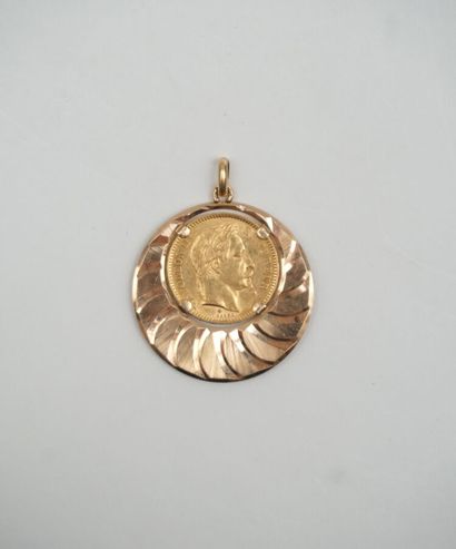 null PENDENTIF 
circulaire en or jaune 18K, retenant en son centre une pièce de 20...