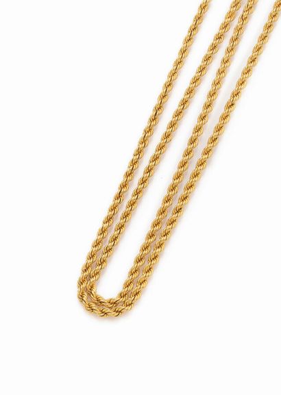 null COLLIER 
en or jaune 18K, maille torsadée. Travail français.
Longueur : 102...