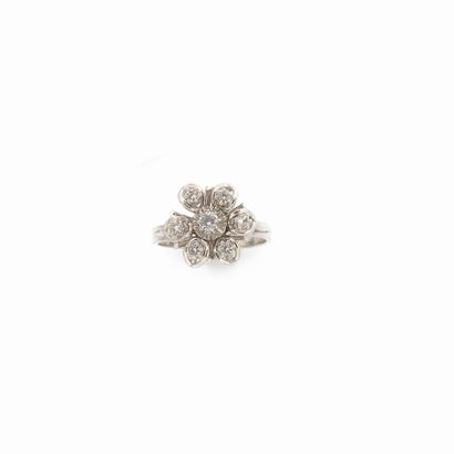 null BAGUE 
en or gris 18K représentant une forme de fleur, sertie de diamant d'environ...