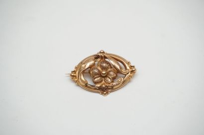 null BROCHE 
en or jaune 18k, présentant un décor floral. 
Poids brut : 3.5 g.