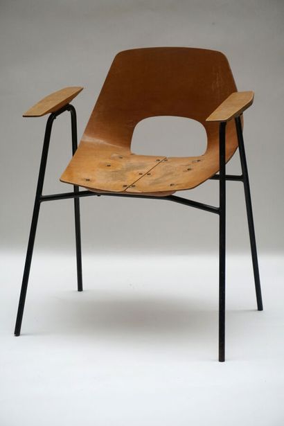 null GUARICHE Pierre (1926-1995)
Fauteuil en bois thermoplié à structure métallique...