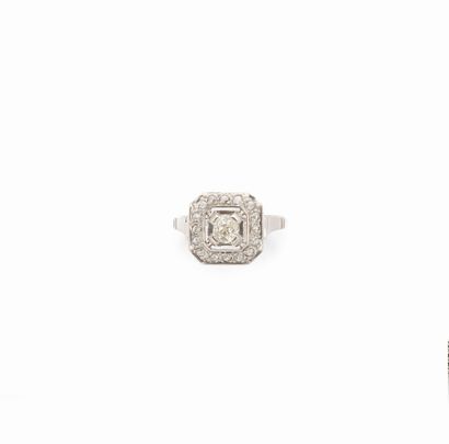 null BAGUE 
en or gris 18K, monture rectangulaire style art déco sertie d'un diamant...