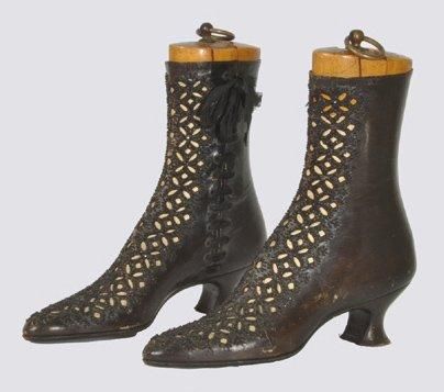 null Paire de bottines à talon bobine en cuir marron, ajouré sur le devant et entièrement...